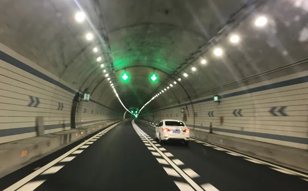 出行更舒适连英揭惠高速部分隧道路面换上新衣