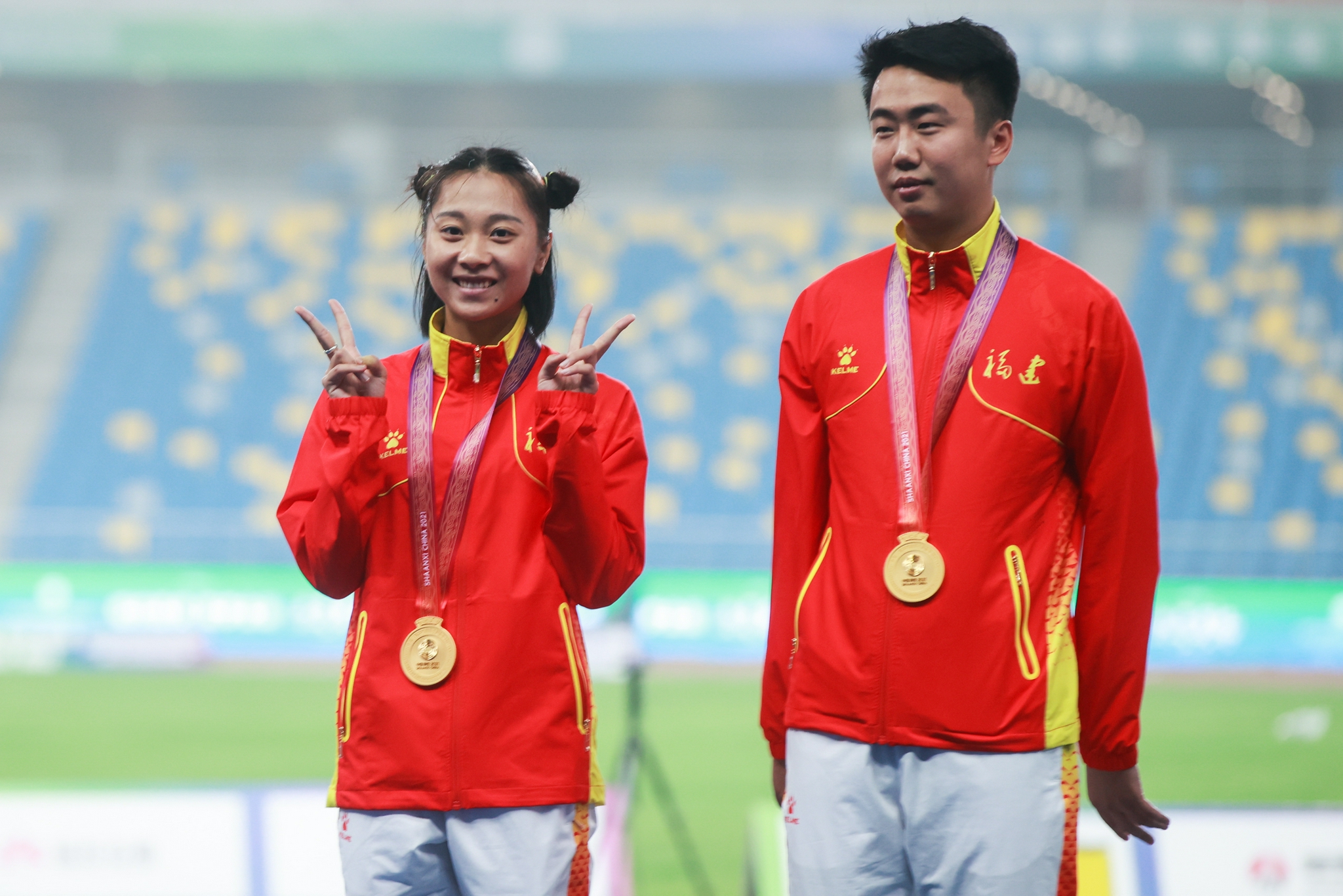 葛曼棋和教练登上最高领奖台。