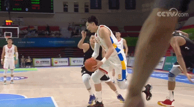 周琦受伤瞬间。