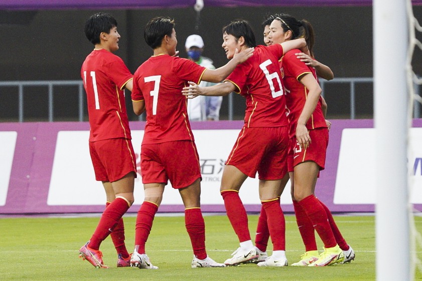 女足联合队庆祝大胜。