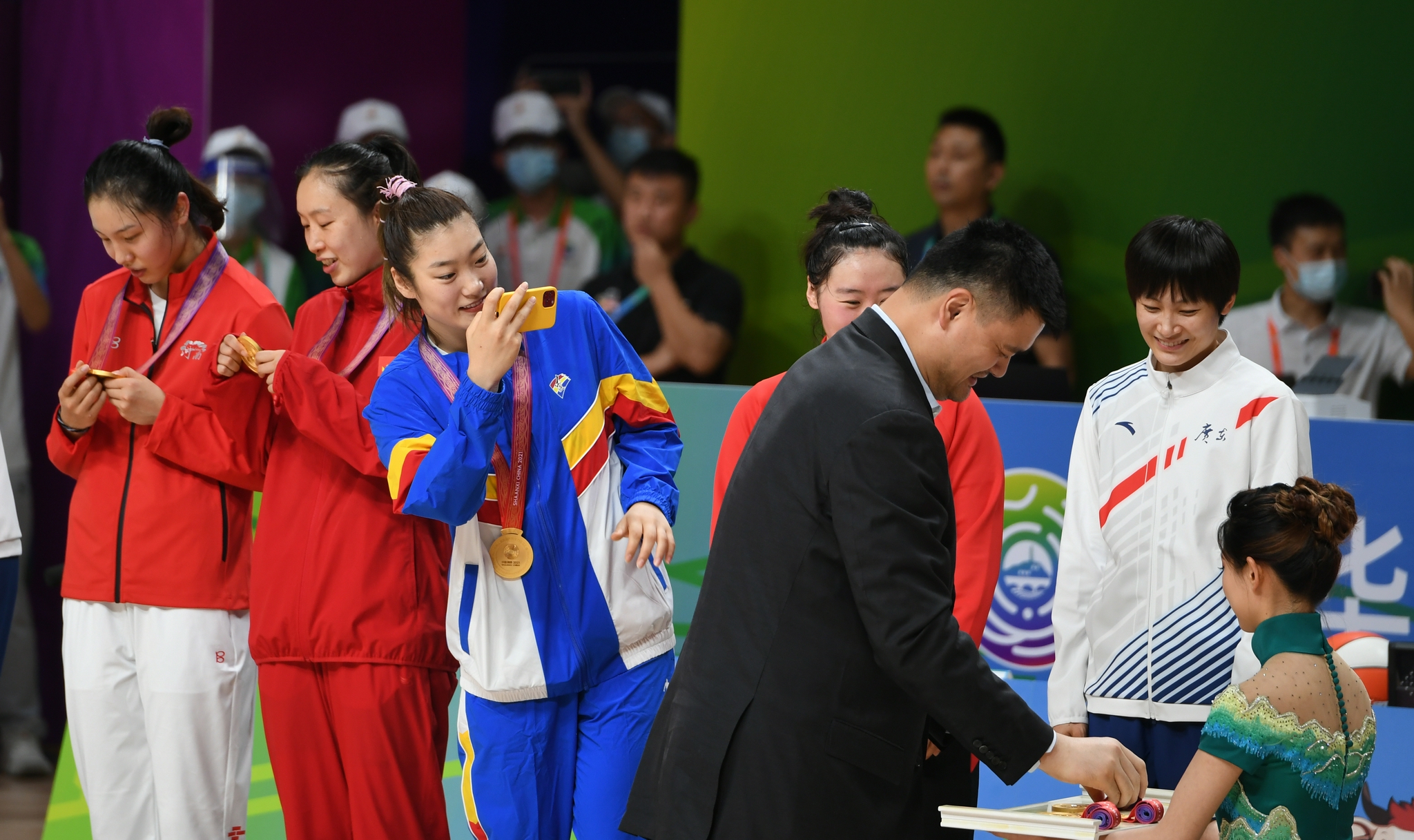 中国女篮联合队全运夺金，姚明颁奖。
