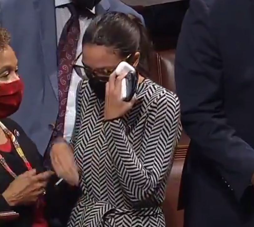 美国民主党女议员奥卡西奥-科特兹（AOC）投完弃权票后当场“洒泪”，视频截图。