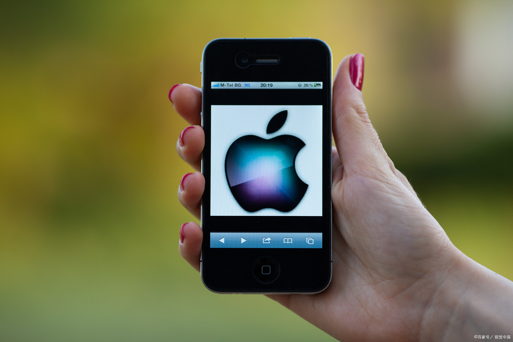 iPhone13首发,顾客冒雨拄拐排长队抢购,黄牛加价千元倒卖!休闲区蓝鸢梦想 - Www.slyday.coM iPhone13首发,顾客冒雨拄拐排长队抢购,黄牛加价千元倒卖!休闲区蓝鸢梦想 - Www.slyday.coM