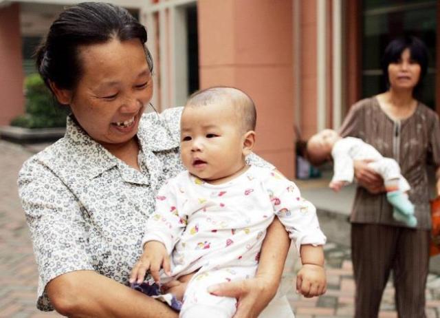 奶奶带孩子，五件事喜欢“瞎勤快”反让娃易生病，妈妈要及时制止