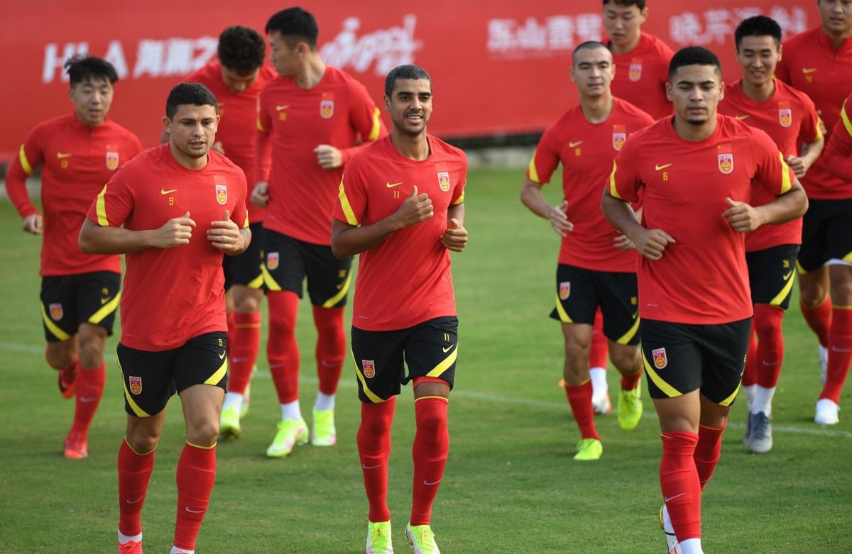 10名国脚遭俱乐部欠薪,国足赢球奖或成唯一收入,这次必须赢越南