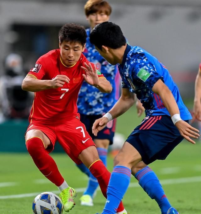 国足进攻受阻缘于李铁迷信一人,重拾老办法,打越南郭田雨该上场