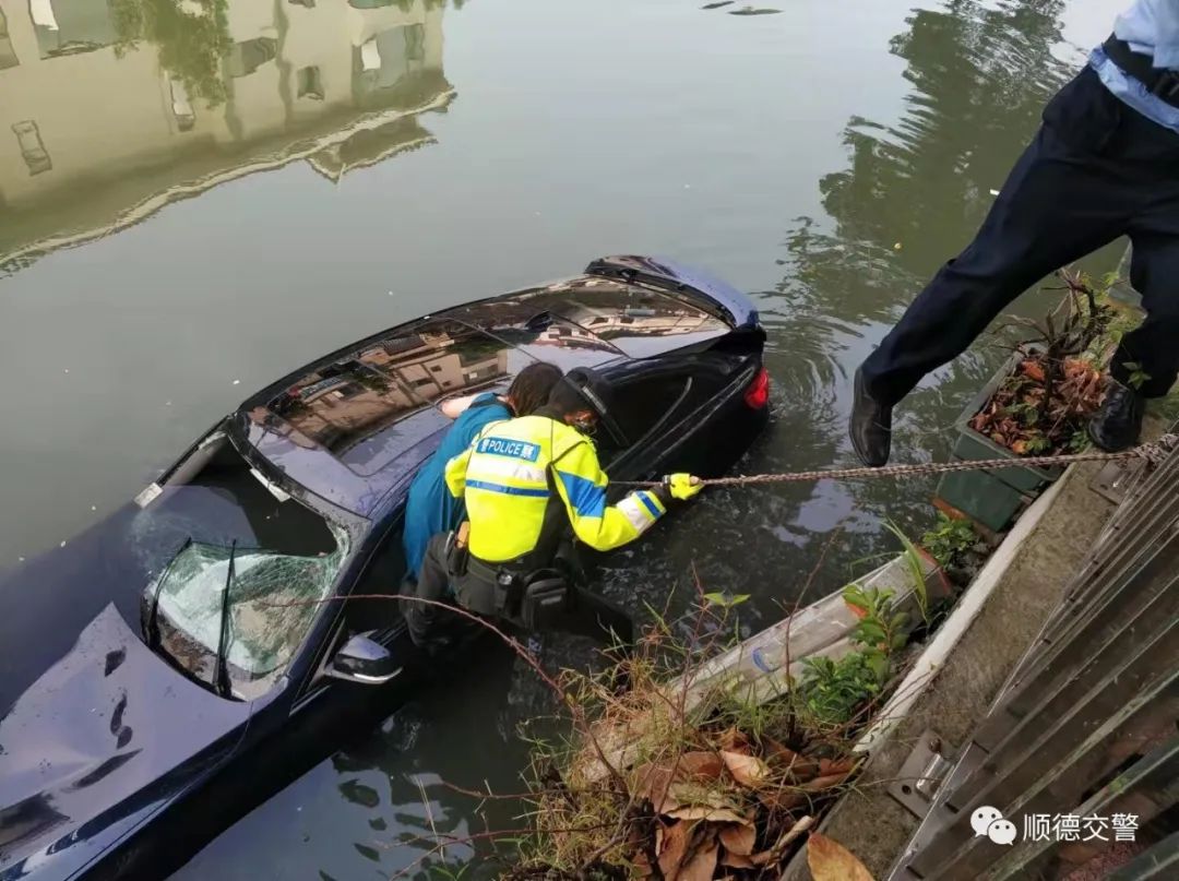 事发容桂,司机误把油门当刹车,撞断护栏冲入河涌休闲区蓝鸢梦想 - Www.slyday.coM 事发容桂,司机误把油门当刹车,撞断护栏冲入河涌休闲区蓝鸢梦想 - Www.slyday.coM