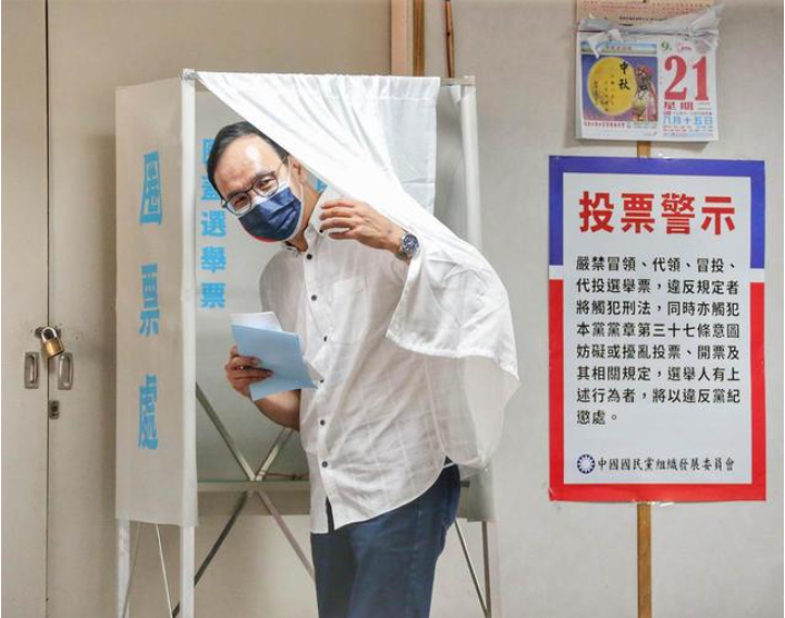 △9月25日上午10点左右,朱立伦前往新北市三重区义天宫投票所投票