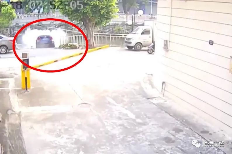 事发容桂,司机误把油门当刹车,撞断护栏冲入河涌休闲区蓝鸢梦想 - Www.slyday.coM 事发容桂,司机误把油门当刹车,撞断护栏冲入河涌休闲区蓝鸢梦想 - Www.slyday.coM