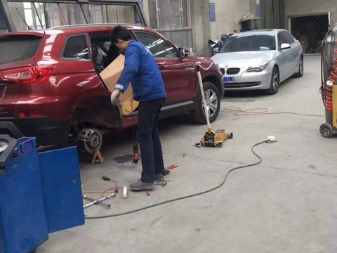 老司机：别再花钱找拖车了！免费的4种汽车救援，不用就浪费了