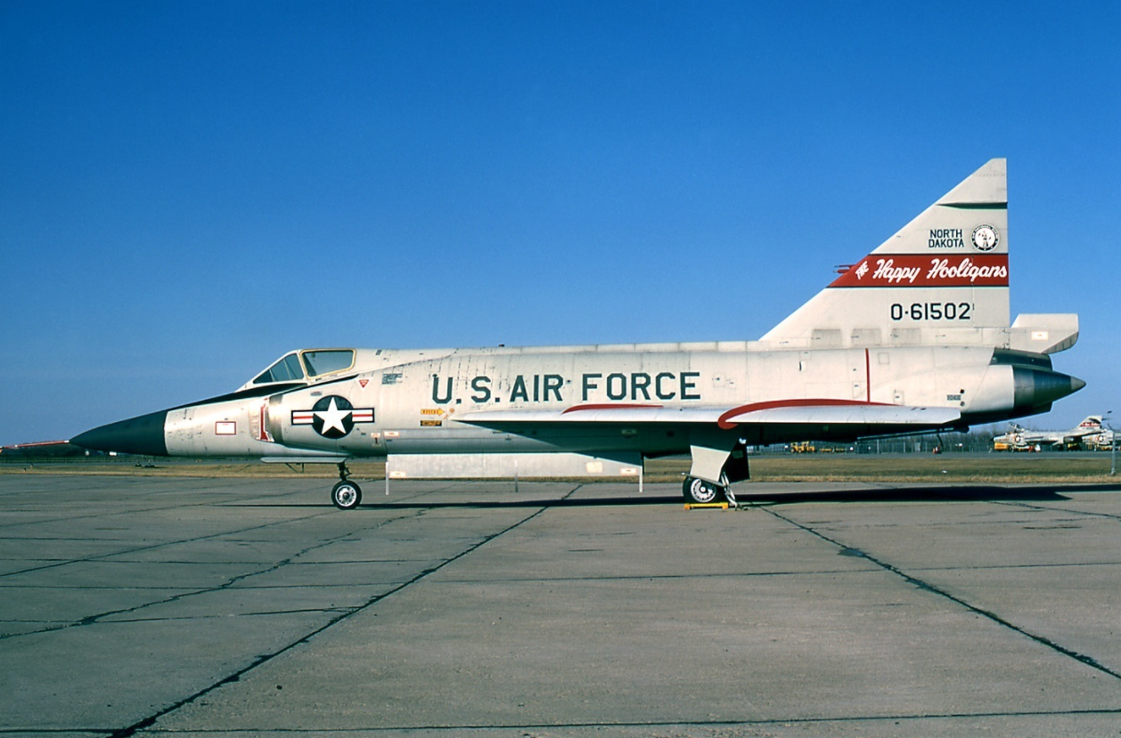 f-102战机设计参照图-128,具备超音速特征,不过实战成效不足!