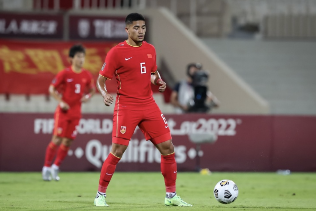 4名归化也没用？李铁被看衰，相声演员高峰：国足赢不了越南