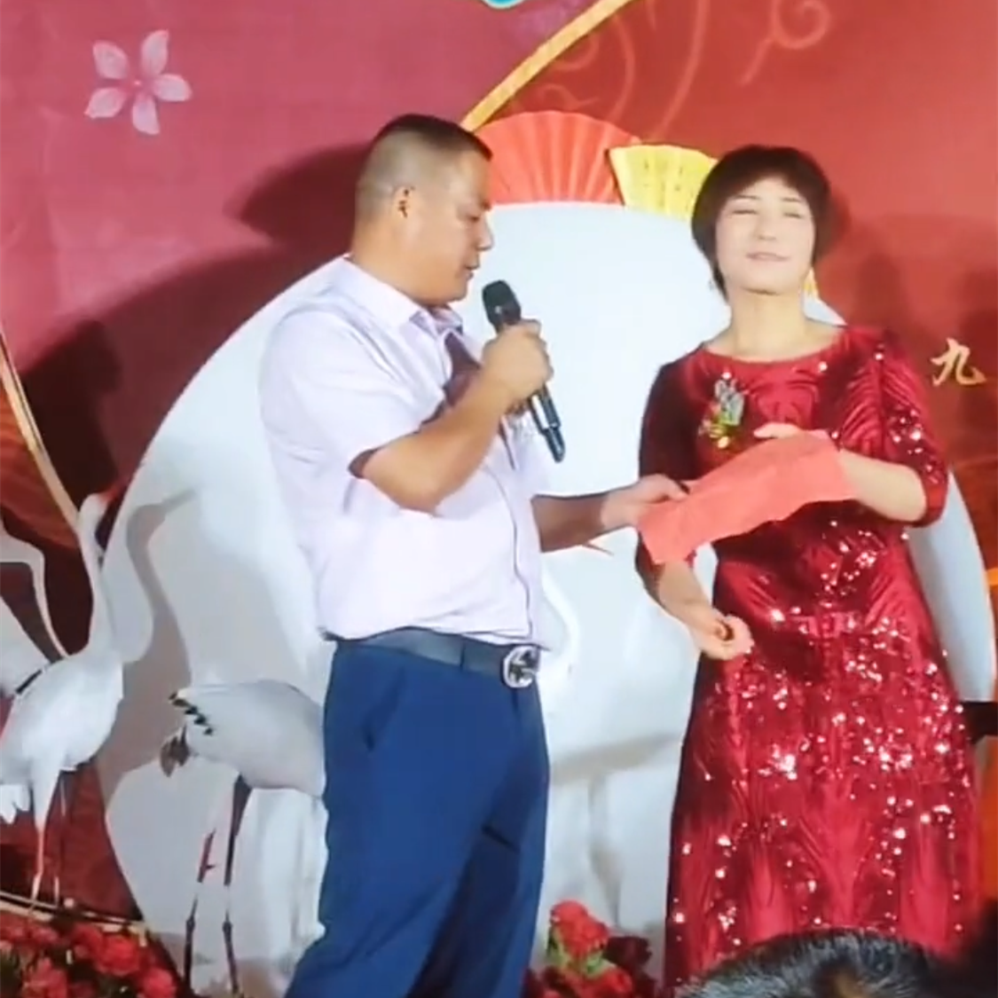 恭喜网红大杨哥结婚车队奢华包含五辆法拉利新娘被指像吉娜
