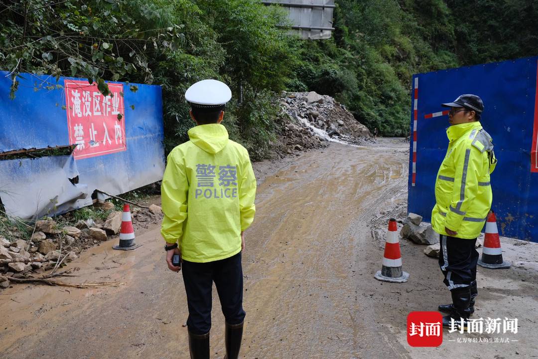四川雅安天全泥石流致人员失联 当地警方出动千余人次紧急抢险救援休闲区蓝鸢梦想 - Www.slyday.coM 四川雅安天全泥石流致人员失联 当地警方出动千余人次紧急抢险救援休闲区蓝鸢梦想 - Www.slyday.coM