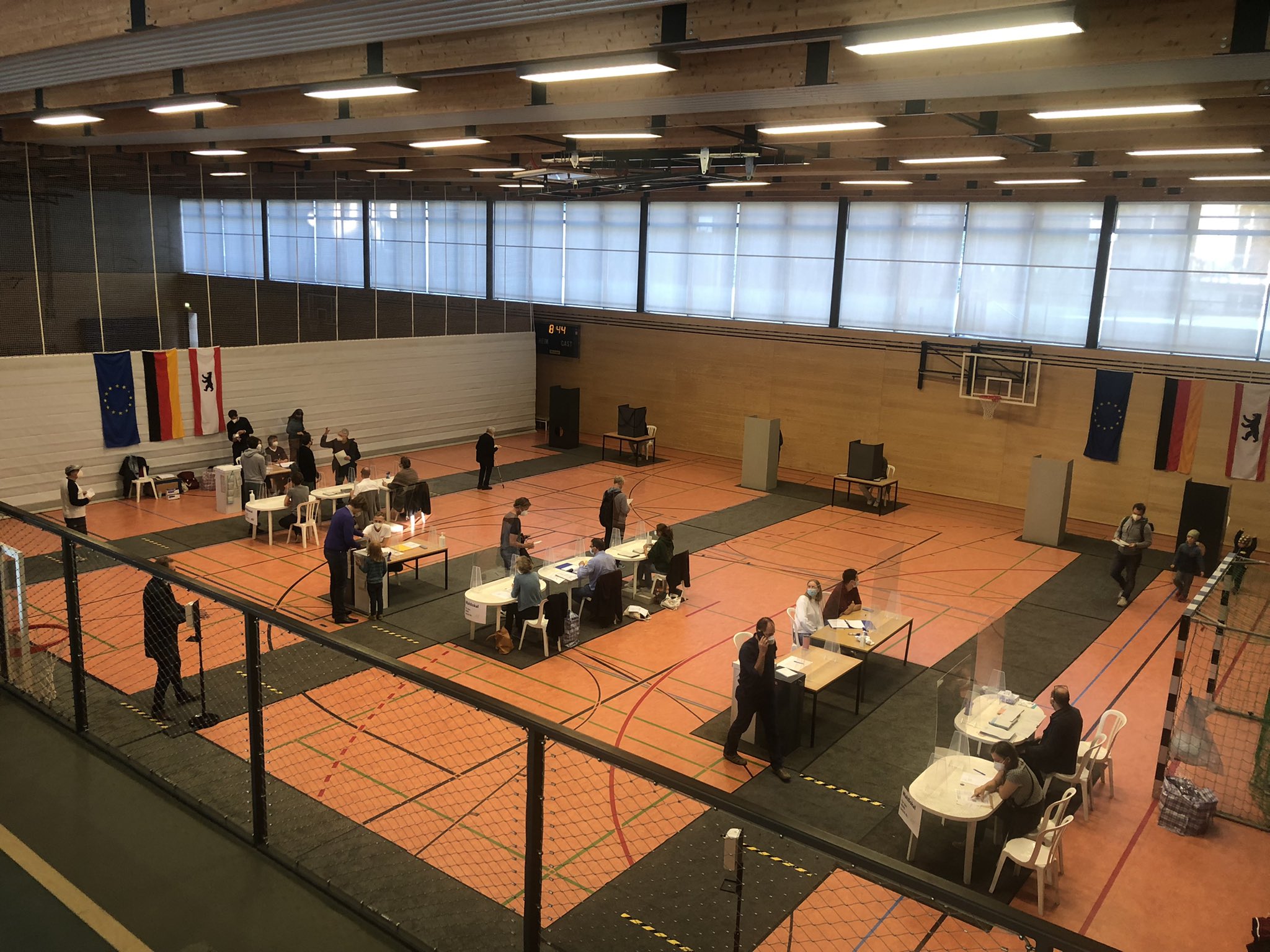 柏林多处投票站正大排长龙，图自社交媒体