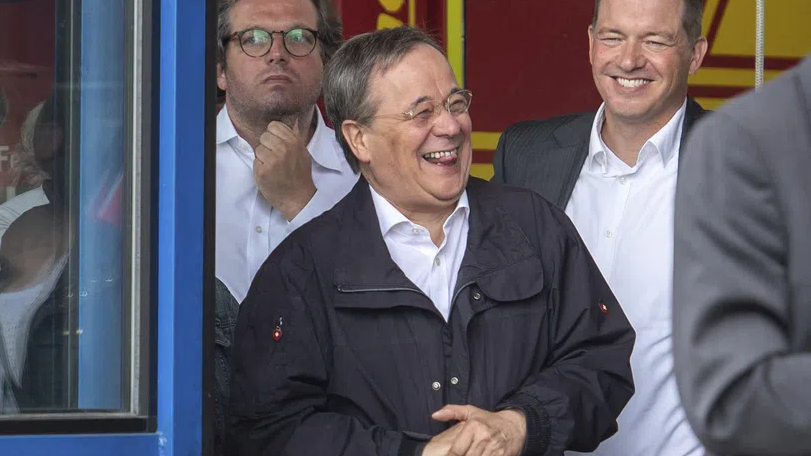 拉舍特在德国总统施泰因迈尔视察灾区时，被拍到与同僚说笑 。图自德媒