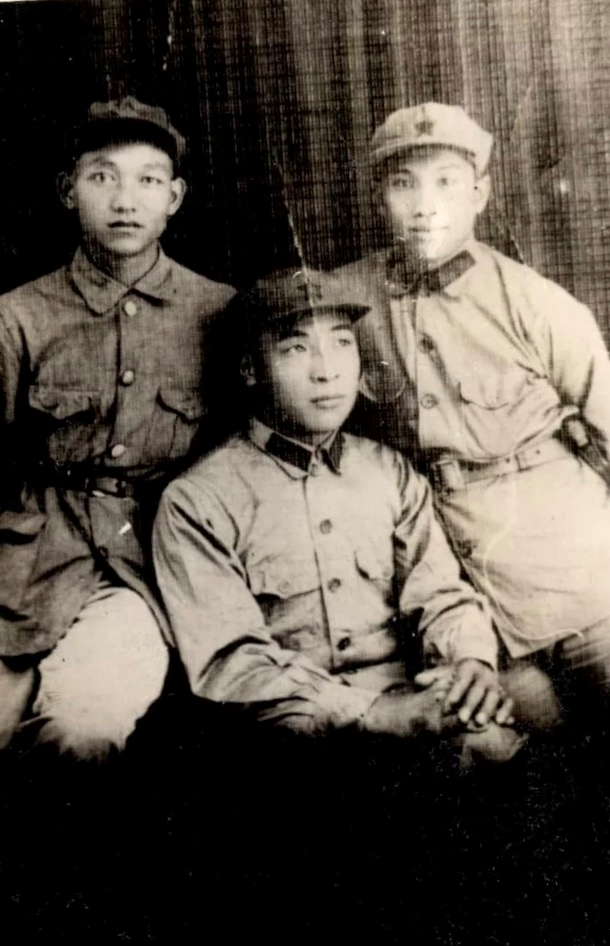 (右一为王良同志)看电影《王良军长》致敬革命英雄以先烈为贤以报国