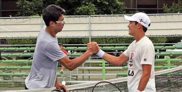 权纯雨阿斯塔纳捧杯,上个拿到巡回赛冠军的<a href=