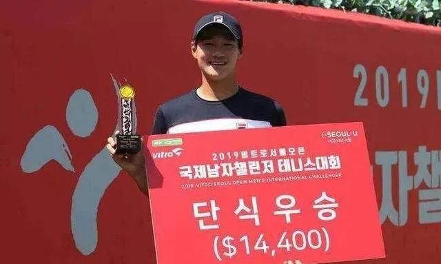 权纯雨阿斯塔纳捧杯,上个拿到巡回赛冠军的<a href=