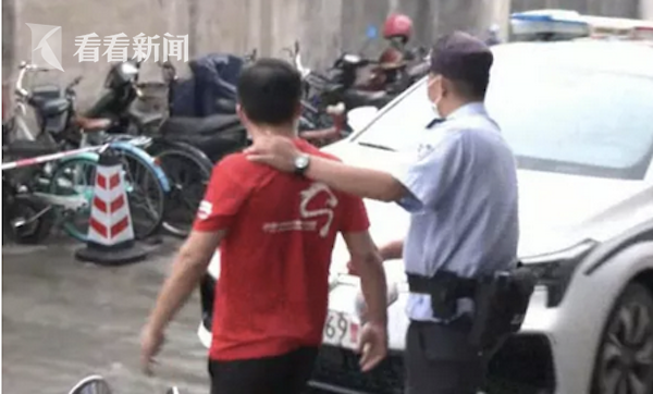 上班搂抱女同事被请进派出所 男子辩称:平时都这样开玩笑的!休闲区蓝鸢梦想 - Www.slyday.coM 上班搂抱女同事被请进派出所 男子辩称:平时都这样开玩笑的!休闲区蓝鸢梦想 - Www.slyday.coM