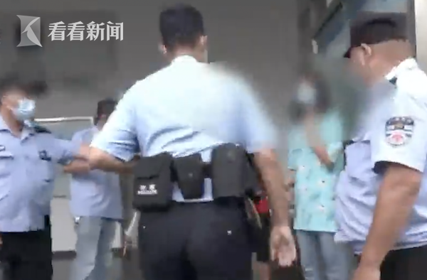 上班搂抱女同事被请进派出所 男子辩称:平时都这样开玩笑的!休闲区蓝鸢梦想 - Www.slyday.coM 上班搂抱女同事被请进派出所 男子辩称:平时都这样开玩笑的!休闲区蓝鸢梦想 - Www.slyday.coM