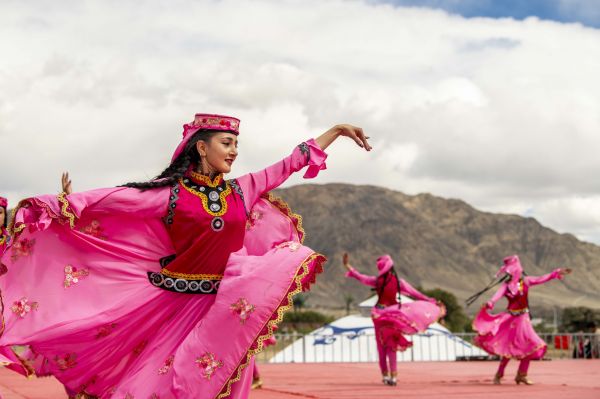 演员在新疆塔什库尔干塔吉克自治县端午节群众性文化体育活动现场表演（2020年6月25日摄）。 新华社记者 胡虎虎 摄