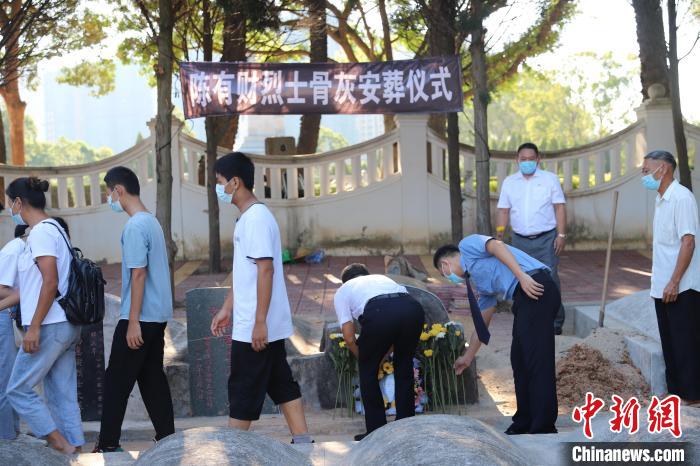 向烈士墓献花。 漳州市退役军人事务局供图
