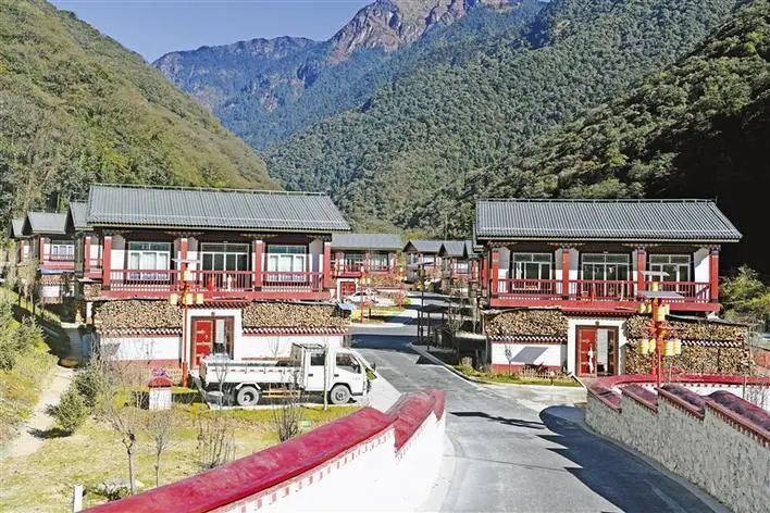 圖爲亞東縣邊境小康示範村——龐達村一角。記者 李洲 攝
