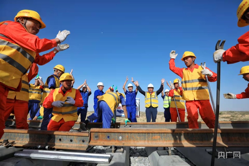 铁路建设人员正在连接钢轨接头夹板.穆志鹏摄央广网发