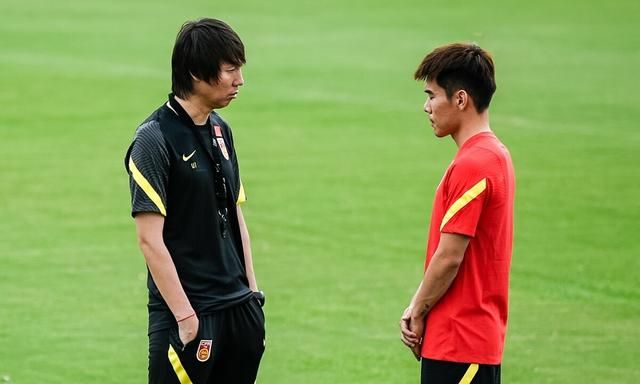 早上9点!国足收到喜讯:越南核心出问题,国安张稀哲迎来好机会