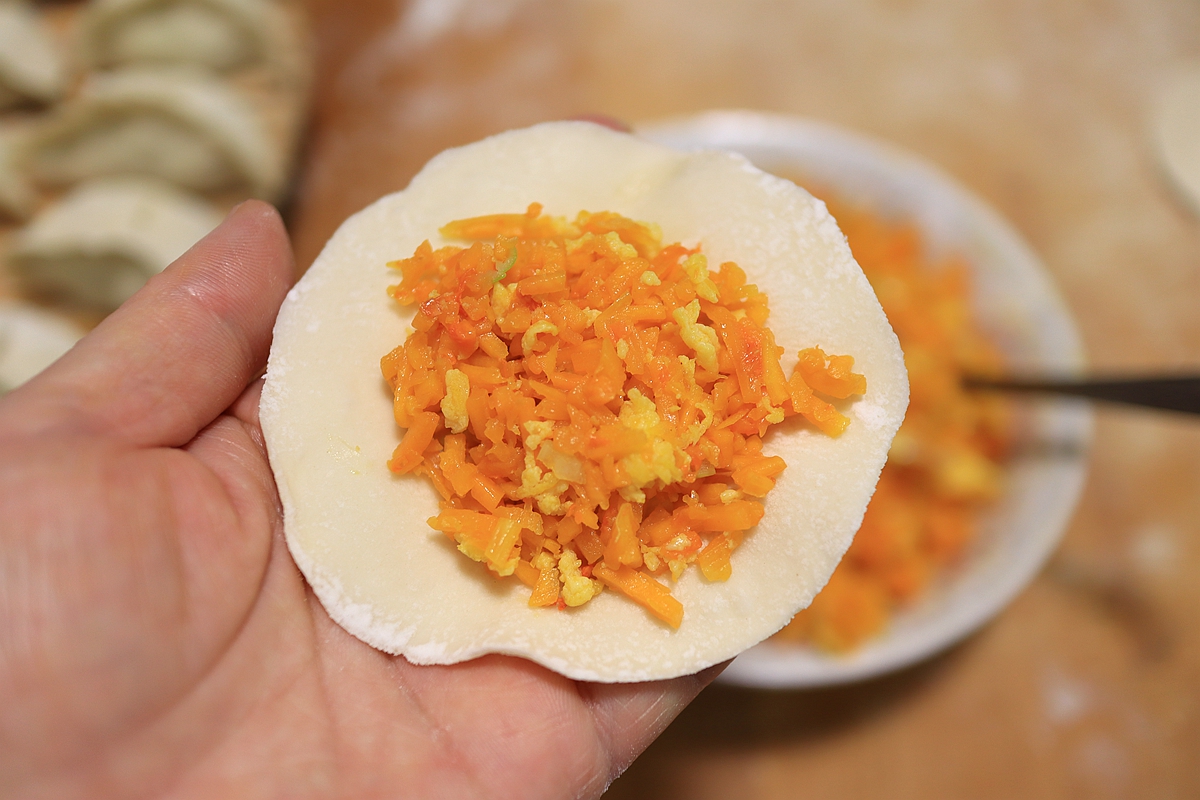 薄皮大馅的南瓜馅饺子，清甜鲜嫩2口一个，血糖高的人吃着也没事