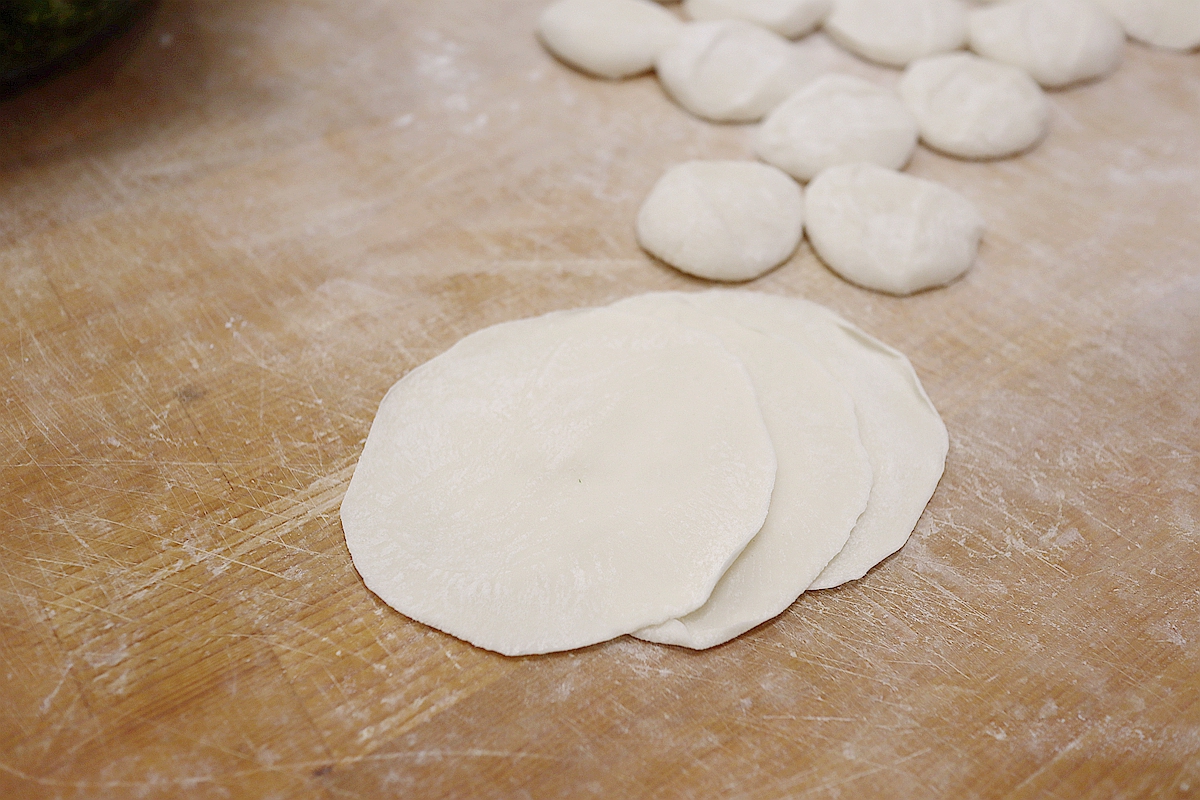 薄皮大馅的南瓜馅饺子，清甜鲜嫩2口一个，血糖高的人吃着也没事