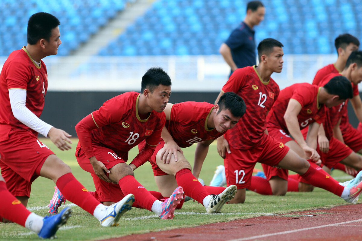 恭喜李铁，凌晨0点国足收2个好消息，12强赛踢越南胜利在望