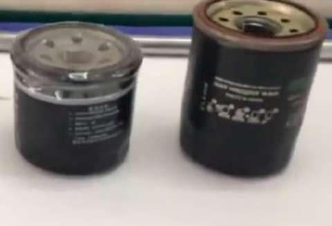 换机油时，不换机油滤芯有啥后果？修车工：一个月多烧半箱油