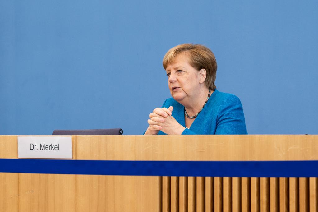 2020年8月28日，在德国首都柏林，德国总理默克尔出席夏季记者会。她在回答新华社记者提问时表示，德国在担任欧盟轮值主席国期间，将推动欧中进一步加强合作。欧盟期待与中国在应对气候变化、第三方市场等方面有更多合作，同时希望欧中投资协定谈判取得新进展。（新华社记者 任珂 摄）