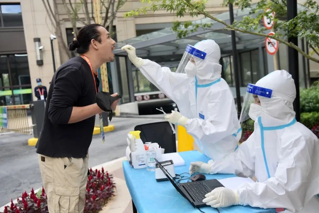 全运会闭幕式后,他们“抱警”了!休闲区蓝鸢梦想 - Www.slyday.coM 全运会闭幕式后,他们“抱警”了!休闲区蓝鸢梦想 - Www.slyday.coM