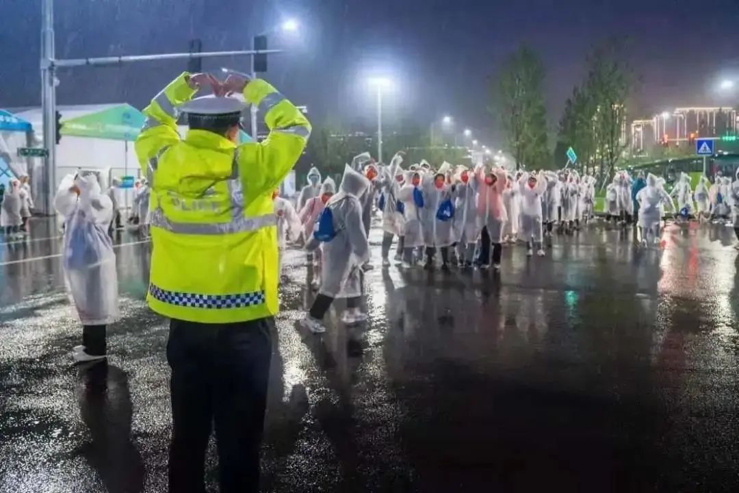 全运会闭幕式后,他们“抱警”了!休闲区蓝鸢梦想 - Www.slyday.coM 全运会闭幕式后,他们“抱警”了!休闲区蓝鸢梦想 - Www.slyday.coM