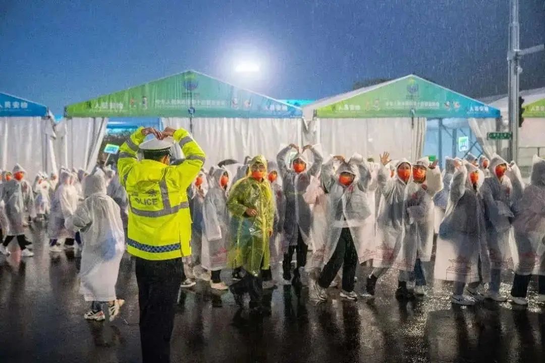 全运会闭幕式后,他们“抱警”了!休闲区蓝鸢梦想 - Www.slyday.coM 全运会闭幕式后,他们“抱警”了!休闲区蓝鸢梦想 - Www.slyday.coM