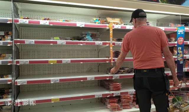 今年9月，伦敦一超市物资短缺，货架商品被抢购一空（图自澎湃影像）