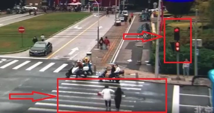 北京街头,两名行人闯红灯过马路,被小车撞翻在地!休闲区蓝鸢梦想 - Www.slyday.coM 北京街头,两名行人闯红灯过马路,被小车撞翻在地!休闲区蓝鸢梦想 - Www.slyday.coM