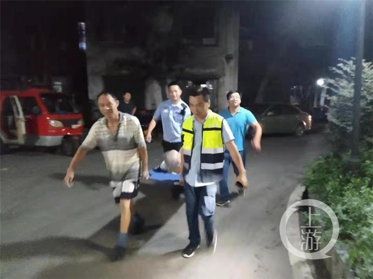 居民楼起火 浓烟中他冲上6楼抱出八旬瘫痪老人休闲区蓝鸢梦想 - Www.slyday.coM 居民楼起火 浓烟中他冲上6楼抱出八旬瘫痪老人休闲区蓝鸢梦想 - Www.slyday.coM