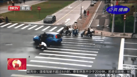 北京街头,两名行人闯红灯过马路,被小车撞翻在地!休闲区蓝鸢梦想 - Www.slyday.coM 北京街头,两名行人闯红灯过马路,被小车撞翻在地!休闲区蓝鸢梦想 - Www.slyday.coM