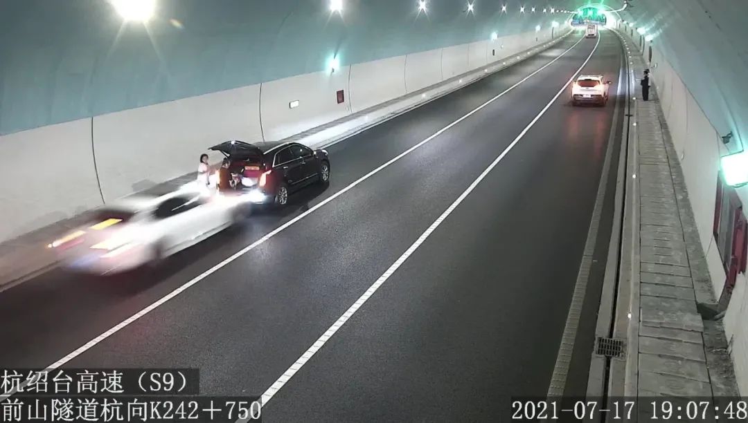 12岁女儿亲眼目睹妈妈被撞身亡!教训太惨痛……休闲区蓝鸢梦想 - Www.slyday.coM 12岁女儿亲眼目睹妈妈被撞身亡!教训太惨痛……休闲区蓝鸢梦想 - Www.slyday.coM