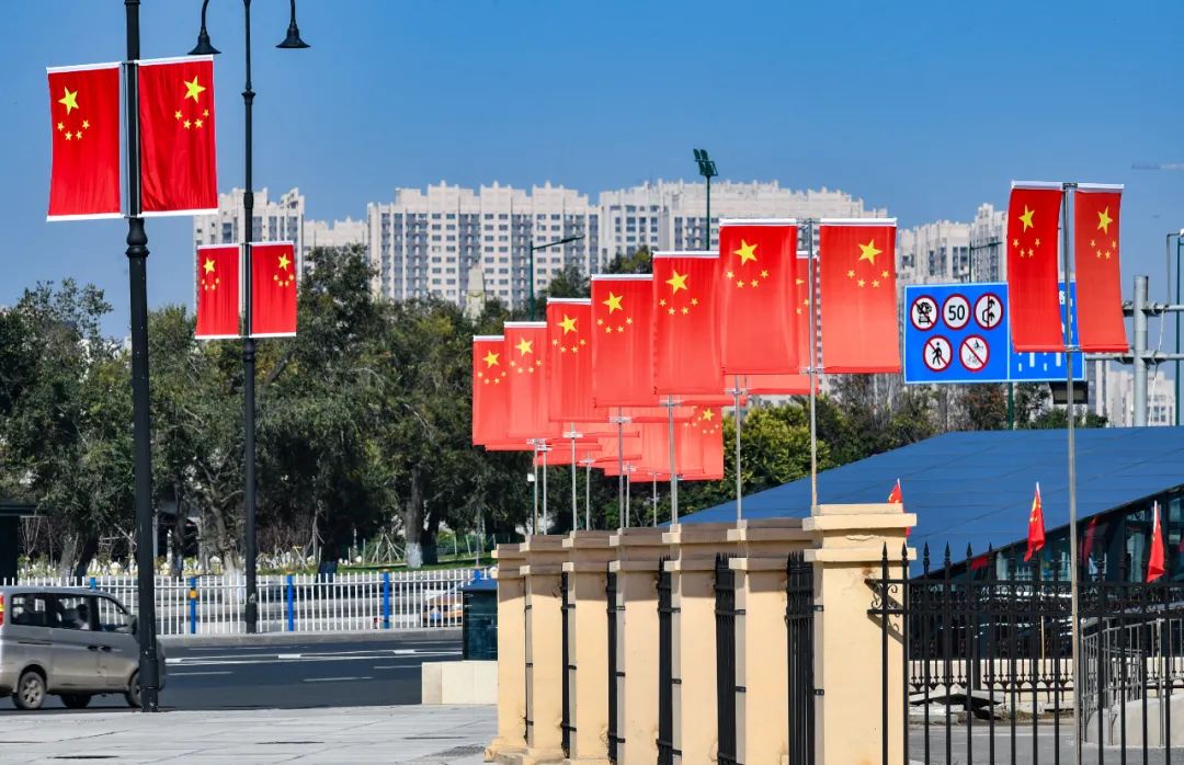 我和我的祖国(1)|挂国旗 迎国庆 南岗区街头飘扬“中国红”休闲区蓝鸢梦想 - Www.slyday.coM 我和我的祖国(1)|挂国旗 迎国庆 南岗区街头飘扬“中国红”休闲区蓝鸢梦想 - Www.slyday.coM