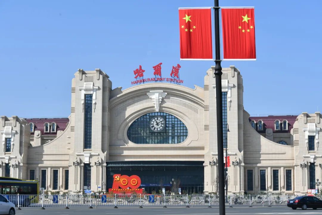 我和我的祖国(1)|挂国旗 迎国庆 南岗区街头飘扬“中国红”休闲区蓝鸢梦想 - Www.slyday.coM 我和我的祖国(1)|挂国旗 迎国庆 南岗区街头飘扬“中国红”休闲区蓝鸢梦想 - Www.slyday.coM