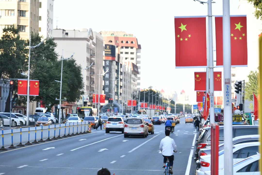 我和我的祖国(1)|挂国旗 迎国庆 南岗区街头飘扬“中国红”休闲区蓝鸢梦想 - Www.slyday.coM 我和我的祖国(1)|挂国旗 迎国庆 南岗区街头飘扬“中国红”休闲区蓝鸢梦想 - Www.slyday.coM