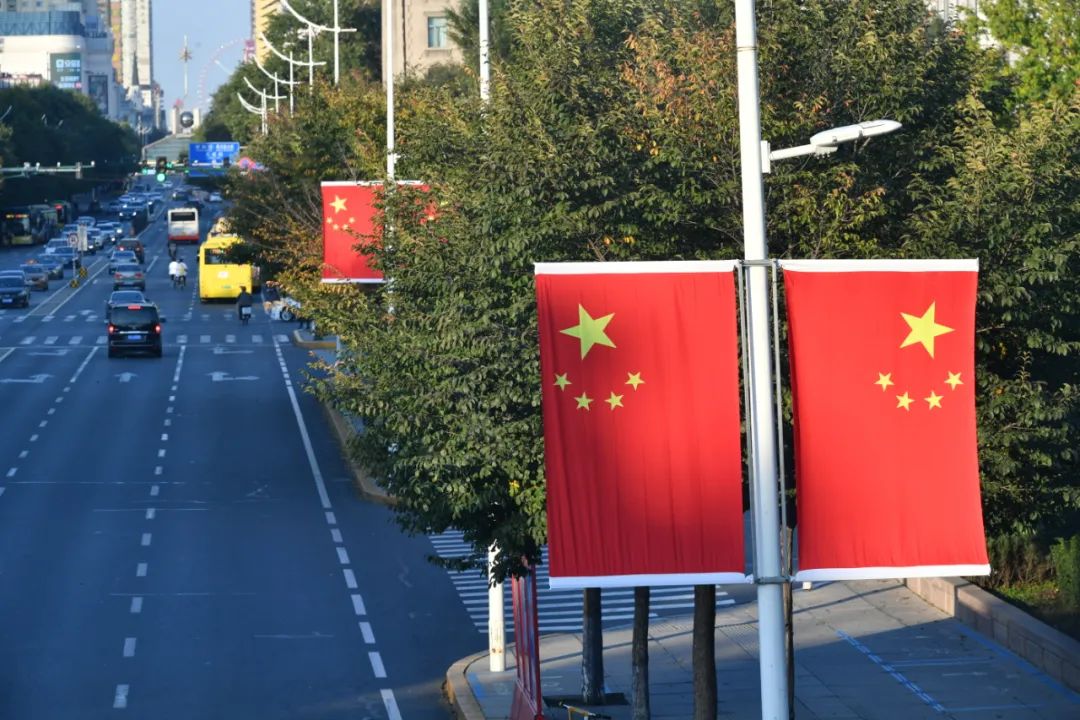 我和我的祖国(1)|挂国旗 迎国庆 南岗区街头飘扬“中国红”休闲区蓝鸢梦想 - Www.slyday.coM 我和我的祖国(1)|挂国旗 迎国庆 南岗区街头飘扬“中国红”休闲区蓝鸢梦想 - Www.slyday.coM