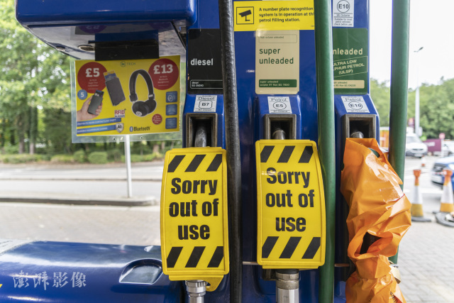 当地时间9月25日，英国一处加油站打出“油品售罄”的标识。图自澎湃影像