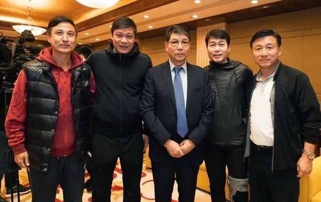 20年前国足首发合影！你还能认出几个？与现在相比谁能更胜一筹？