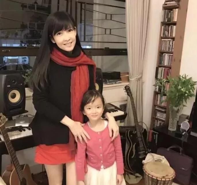 53岁周慧敏自拍曝光：定居<a href=